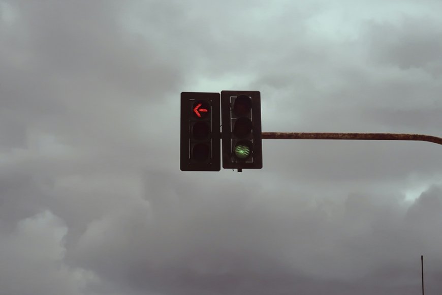 Τροχαίο Γλυφάδα: Ηλικιωμένος με Dacia χτύπησε Ferrari