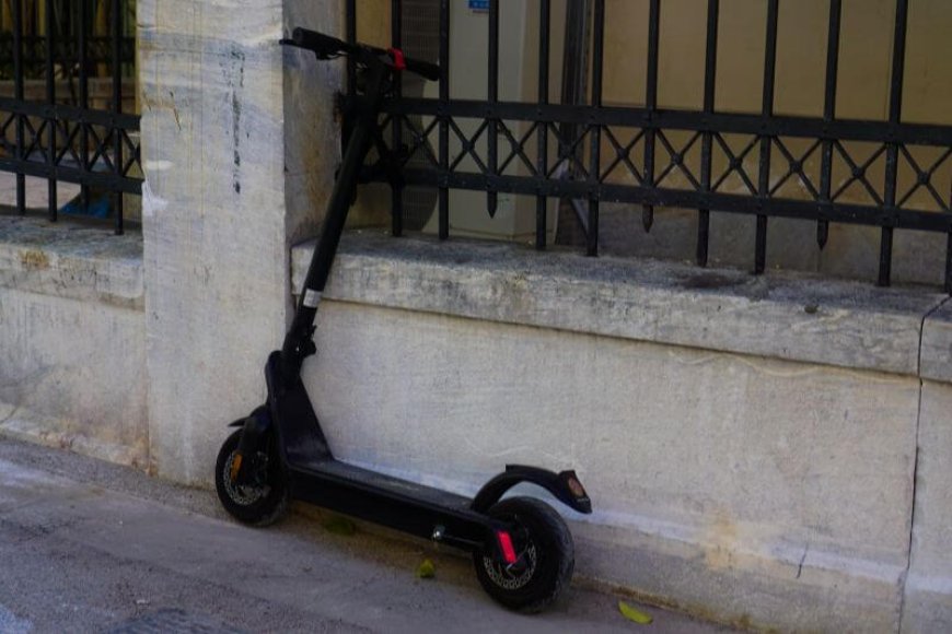 Τροχαίο ατύχημα με πατίνι στη Λάρισα: Γυναίκα τραυματίστηκε και η κόρη της αναζητά πληροφορίες