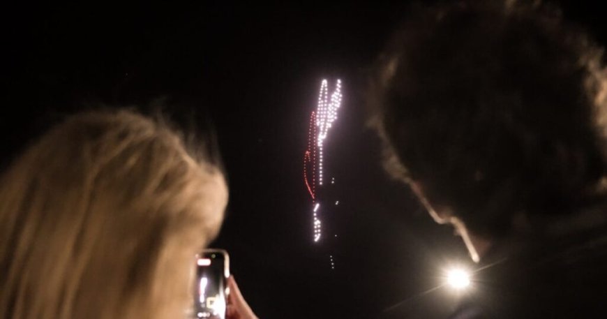 Η Ρενέ Στυλιαρά φώτισε τον ουρανό της Γλυφάδας με ένα φαντασμαγορικό Drone Show