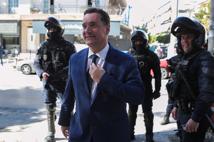 “Είμαστε με τη Χαμάς”: O διάλογος του Γεωργιάδη με διαδηλωτές έξω από το Αρεταίειο