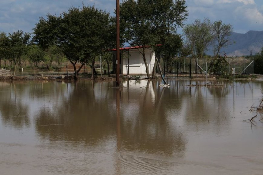Λάρισα κακοκαιρία: Η θάλασσα «κατάπιε» τους δρόμους στα Μεσάγκαλα