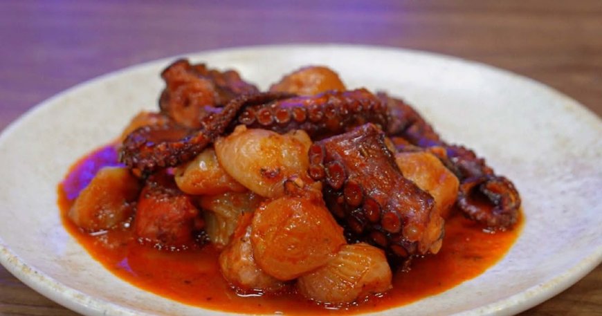 Χταπόδι στιφάδο παραδοσιακό με απλά υλικά -Λιώνει στο στόμα!!!