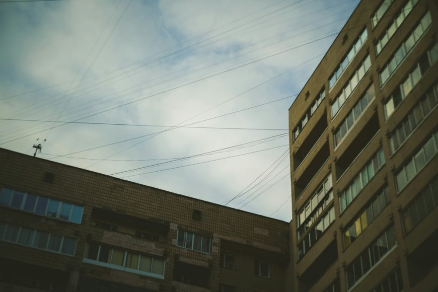 Αγοράκι έπεσε από τον 7ο όροφο στην Αγία Πετρούπολη: Πώς το έσωσε ο θυρωρός