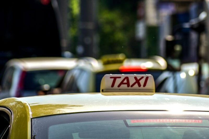 Σύλληψη οδηγού ταξί: Χρέωνε επανειλημμένα διπλή ταρίφα στο κέντρο της Αθήνας