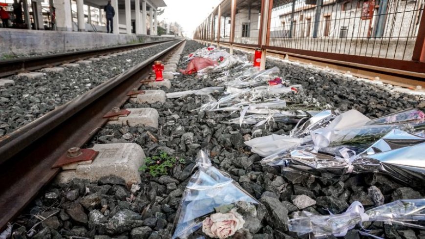 57 ελιές Τέμπη: 29 μαθητές άφησαν αρκουδάκια και κρέμασαν μαύρους χαρταετούς