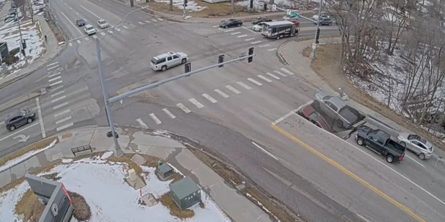 Δρόμος “κατάπιε” αυτοκίνητα στη Νεμπράσκα: Τρομακτικό βίντεο