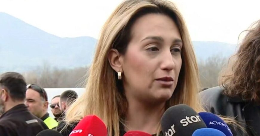 Τέμπη – Ξέσπασε σε δάκρυα μπροστά στις τηλεοπτικές κάμερες: «Οι ζωές μας έχουν αλλάξει, είμαστε τρία χρόνια με ψυχοφάρμακα και αντικαταθληπτικά»