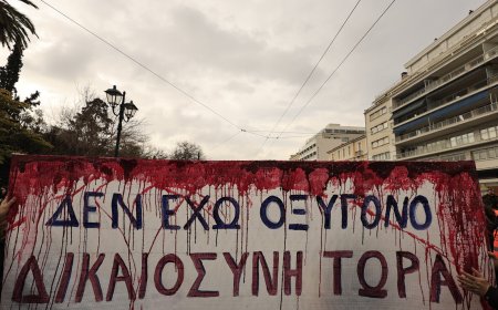 Ο απολογισμός των επεισοδίων στην επέτειο των Τεμπών: Συλλήψεις, μολότοφ και τραυματισμοί αστυνομικών