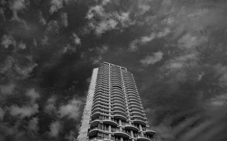 Ισραήλ – Ιράν: Εργάτες σε σκαλωσιά στο Τελ Αβίβ βλέπουν κτίριο από κάτω τους να έχει χτυπηθεί