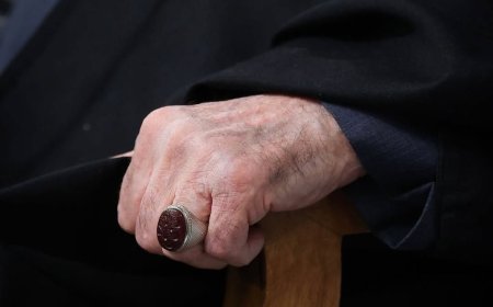 Γιος Χαμενέι: Ο μυστικοπαθής Μοτζταμπά που εμφανίζεται ως φαβορί για τη διαδοχή στην ηγεσία του Ιράν