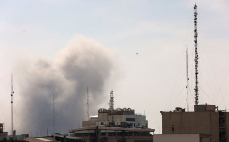 Ισραήλ – Ιράν: «Ποτάμι φωτιάς» στους δρόμους της Τεχεράνης μετά από πλήγμα σε πετρελαϊκές εγκαταστάσεις