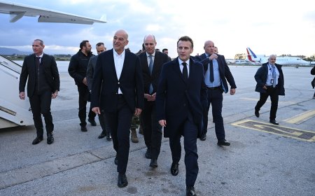 Μακρόν Κρήτη: Σωσίβιο on camera φόρεσε ο Γάλλος πρόεδρος πριν αναχωρήσει για το «Charles de Gaulle»