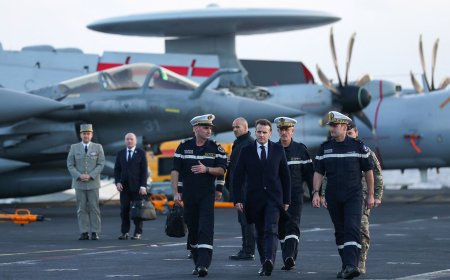 Ο Μακρόν στο «Charles de Gaulle»: Τραγούδησε τη «Μασσαλιώτιδα» με τους ναύτες