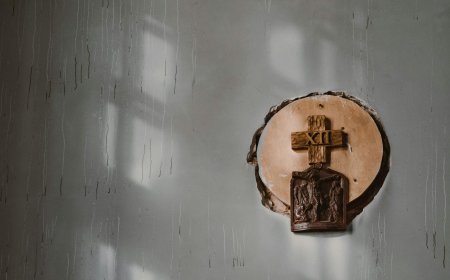 Κλοπές σε εκκλησίες: Ημίγυμνος άνδρας προσπαθεί να “αδειάσει” το παγκάρι