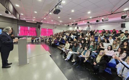 Μαθητές του Δήμου Διονύσου σε διάλογο για την ελληνική γλώσσα με τον Γεώργιο Μπαμπινιώτη