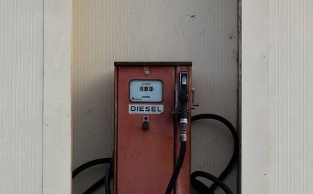 Αυξήσεις στα καύσιμα 2026: Έως 220 ευρώ επιπλέον τον χρόνο αν το πετρέλαιο μείνει στα 100 δολάρια