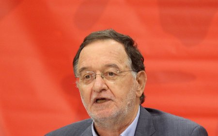 Λαφαζάνης – Ιράν: Με πορτρέτο του Χαμενεΐ στην κινητοποίηση ο πρώην υπουργός του ΣΥΡΙΖΑ