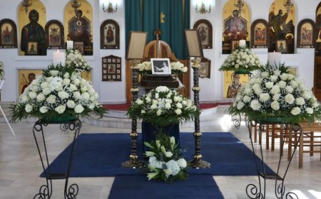 Γιώργος Μαρίνος: Συγγενείς και φίλοι τον αποχαιρετούν στο κοιμητήριο Βούλας