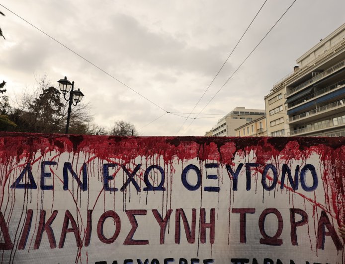 Ο απολογισμός των επεισοδίων στην επέτειο των Τεμπών: Συλλήψεις, μολότοφ και τραυματισμοί αστυνομικών