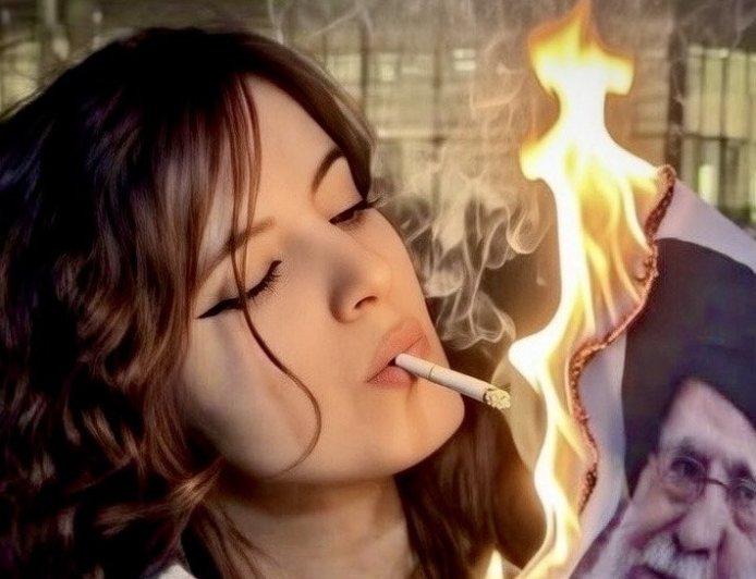 Θάνατος Χαμενεΐ: Η νέα ανάρτηση της 23χρονης Ιρανής “με το τσιγάρο”