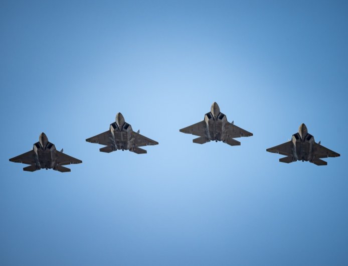 Ελληνικά F16 στην Κύπρο: Η στιγμή που προσγειώνονται τα μαχητικά