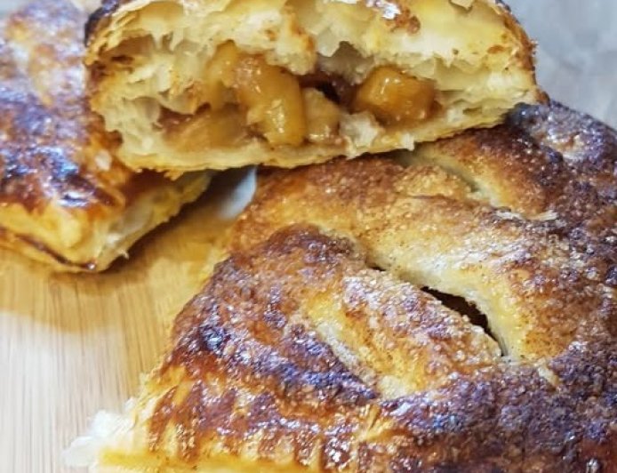 Εύκολες και τραγανές μηλόπιτες από έξω και πολύ ζουμερές μέσα!!!