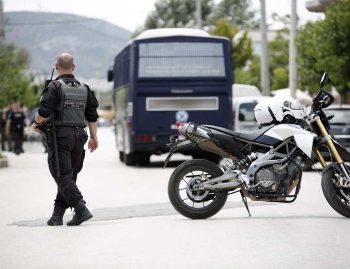 Συμμορίες ανηλίκων σκορπούν τον τρόμο γύρω από οικισμό Ρομά στο Μενίδι