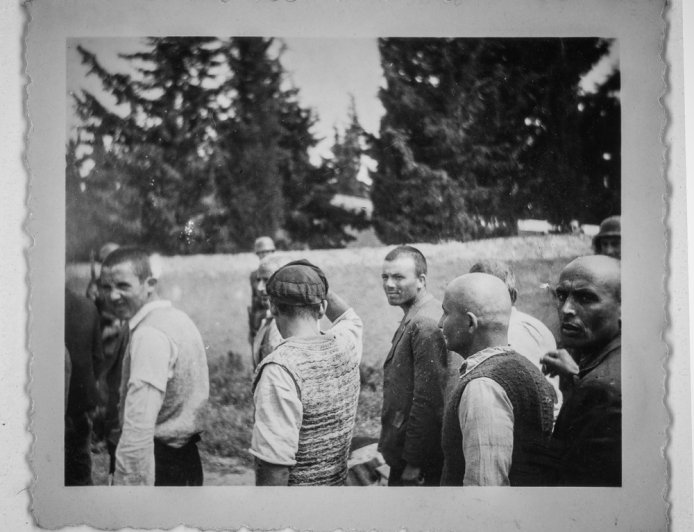 Από το σκοτάδι της Ιστορίας στο φως: Οι συγκλονιστικές φωτογραφίες της εκτέλεσης των 200 στην Καισαριανή