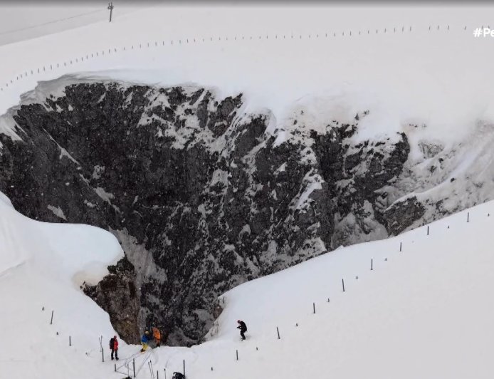 Η χιονότρυπα του Φαλακρού – Το εντυπωσιακό φυσικό φαινόμενο