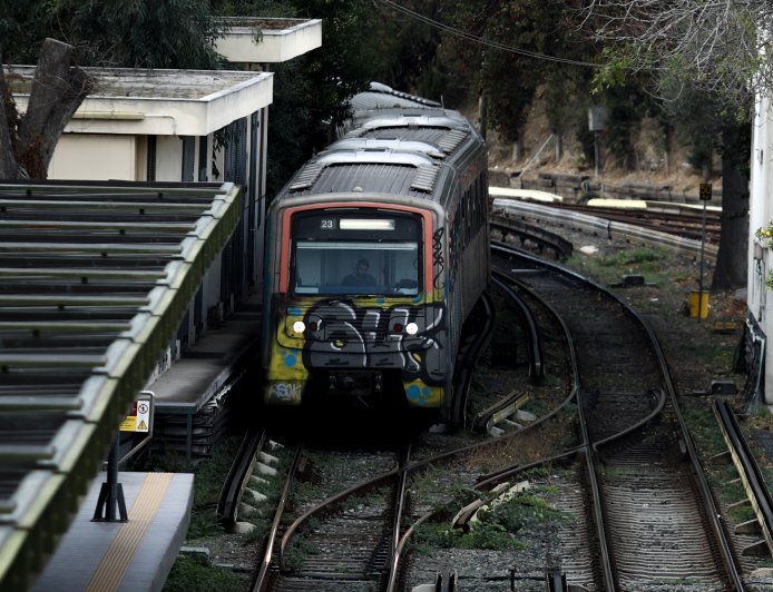 Φούξια τρένο ΗΣΑΠ: Πώς «βάφτηκε» ο συρμός που έγινε viral στα social media