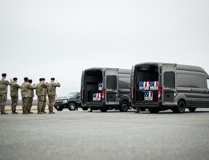 Κουβέιτ – Ιράν: Ο Τραμπ υποδέχθηκε τις σορούς των 6 Αμερικανών στρατιωτών