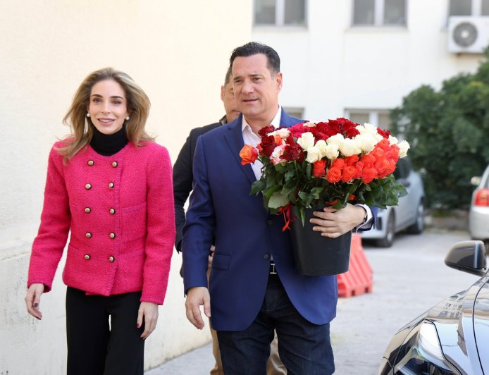 Παγκόσμια Ημέρα της Γυναίκας 2026: Ο Γεωργιάδης επισκέφθηκε το νοσοκομείο «Ερυθρός Σταυρός» και μοίρασε τριαντάφυλλα