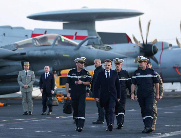 Ο Μακρόν στο «Charles de Gaulle»: Τραγούδησε τη «Μασσαλιώτιδα» με τους ναύτες