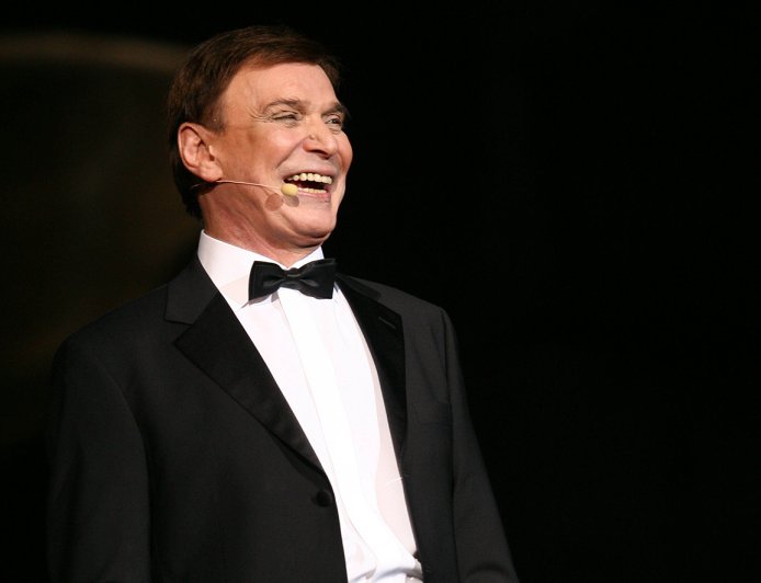 Πέθανε ο Γιώργος Μαρίνος: Ο άνθρωπος που έδωσε νέο πρόσωπο στο ελληνικό σόου