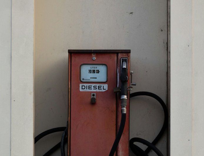 Αυξήσεις στα καύσιμα 2026: Έως 220 ευρώ επιπλέον τον χρόνο αν το πετρέλαιο μείνει στα 100 δολάρια