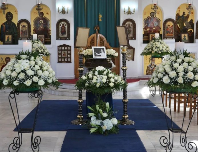 Γιώργος Μαρίνος: Συγγενείς και φίλοι τον αποχαιρετούν στο κοιμητήριο Βούλας