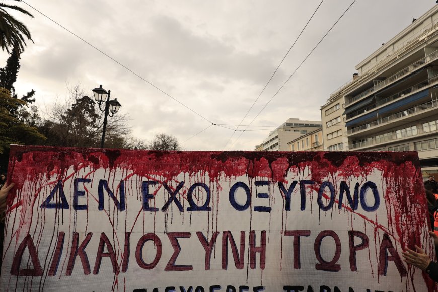 Ο απολογισμός των επεισοδίων στην επέτειο των Τεμπών: Συλλήψεις, μολότοφ και τραυματισμοί αστυνομικών