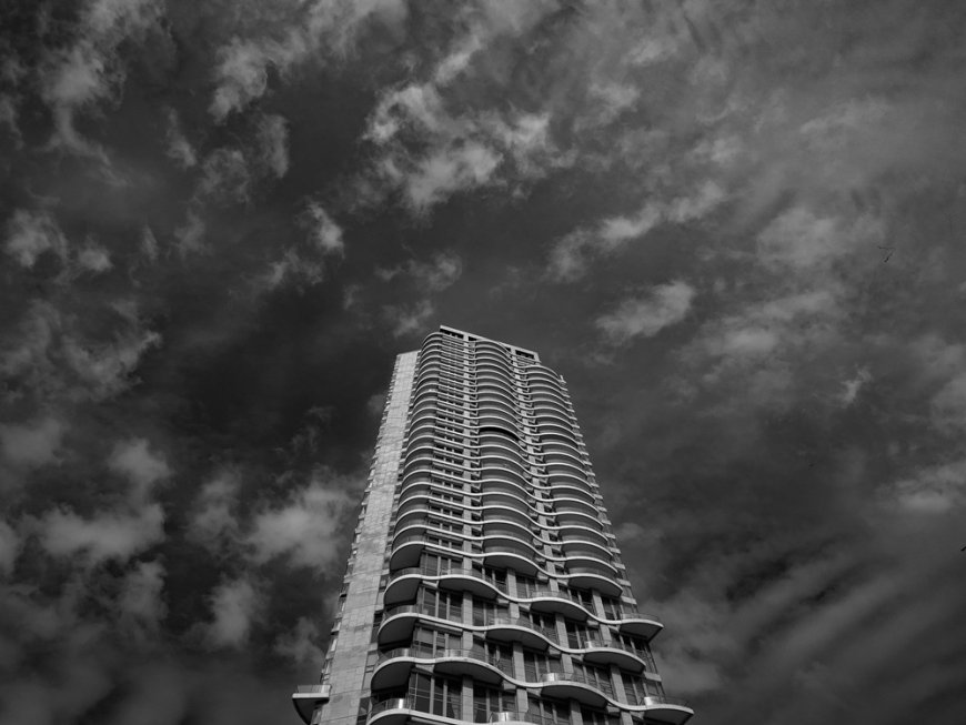 Ισραήλ – Ιράν: Εργάτες σε σκαλωσιά στο Τελ Αβίβ βλέπουν κτίριο από κάτω τους να έχει χτυπηθεί