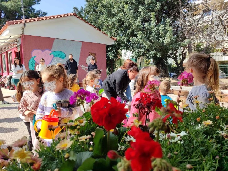 Μικροί κηπουροί στο 5ο Νηπιαγωγείο Χαλανδρίου: Φύτευση φυτών και βολβών