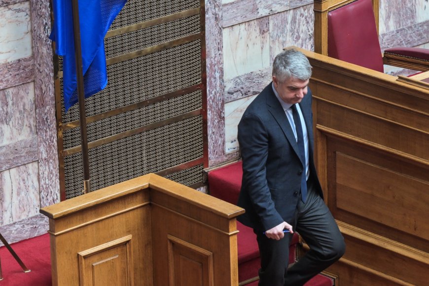 Ημέρα της Γυναίκας 2026: Ο Οδυσσέας Κωνσταντινόπουλος μοίρασε ροζ τριαντάφυλλα στις συναδέλφους του στη Βουλή