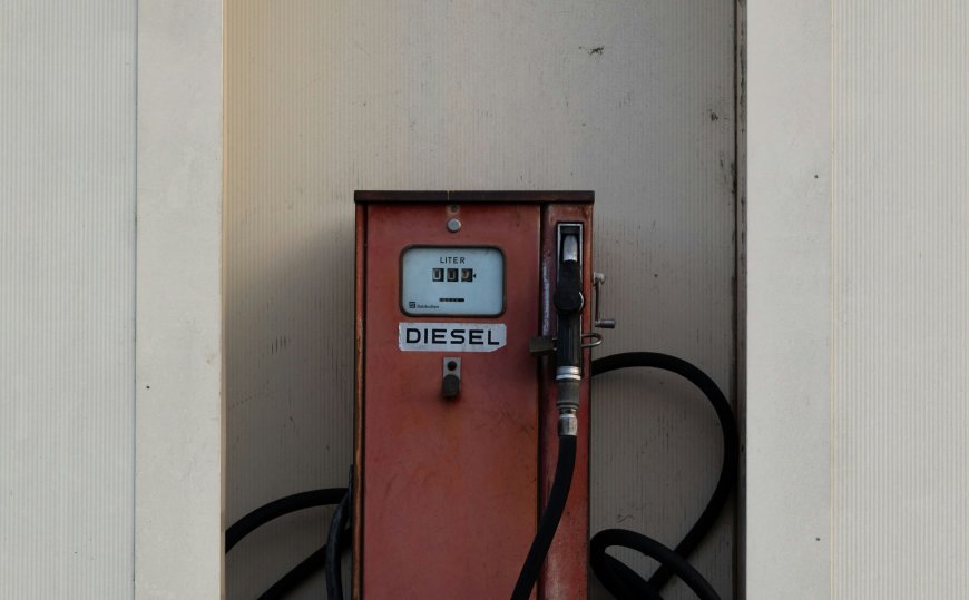 Αυξήσεις στα καύσιμα 2026: Έως 220 ευρώ επιπλέον τον χρόνο αν το πετρέλαιο μείνει στα 100 δολάρια