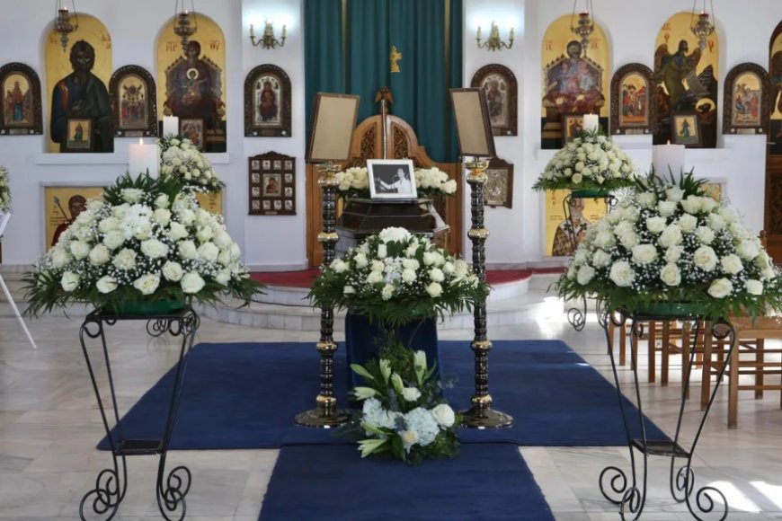 Γιώργος Μαρίνος: Συγγενείς και φίλοι τον αποχαιρετούν στο κοιμητήριο Βούλας